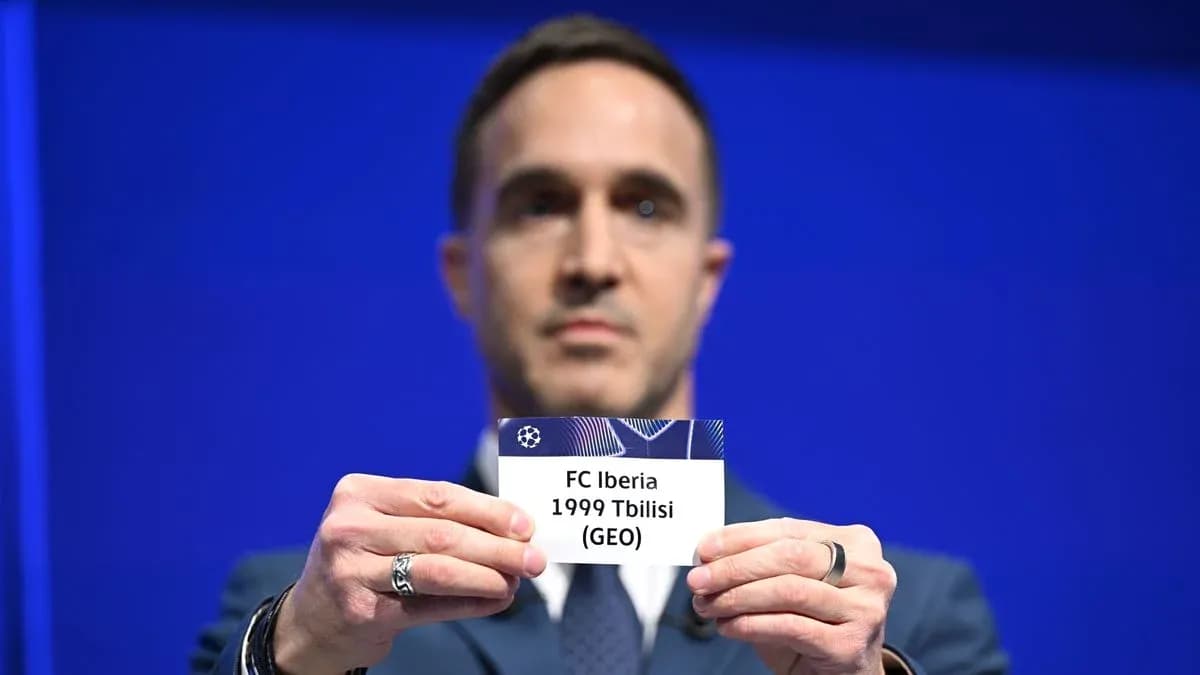 Şəxs UEFA mükafatı üçün FC Iberia kartını təqdim edir