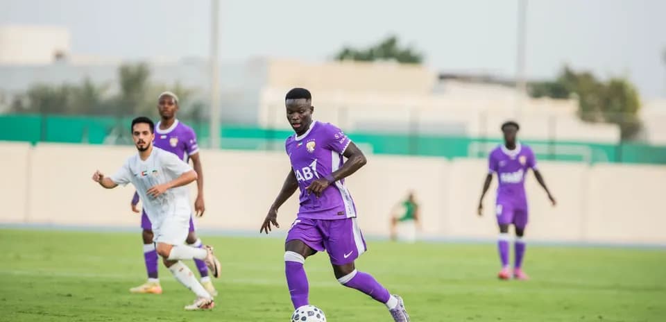 Futbol oyunçusu topu irəlilədərək