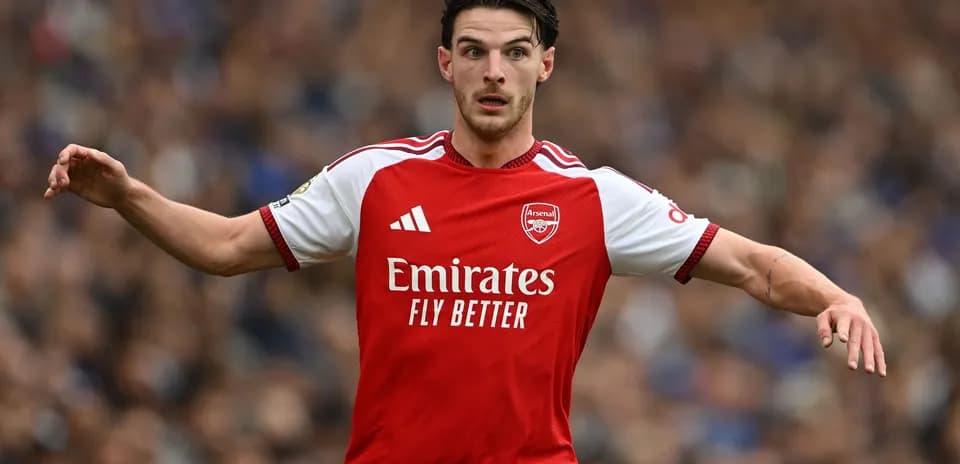 Futbolçu Arsenal formasında sahədə hərəkət edir