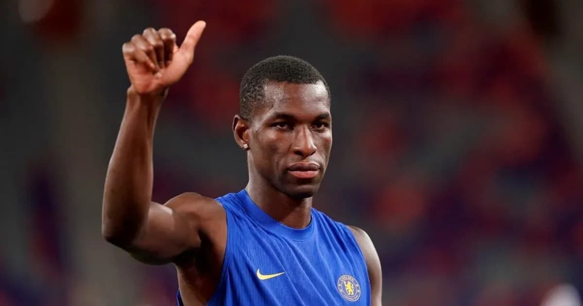 Futbolçu Chelsea formasında əlini qaldırır