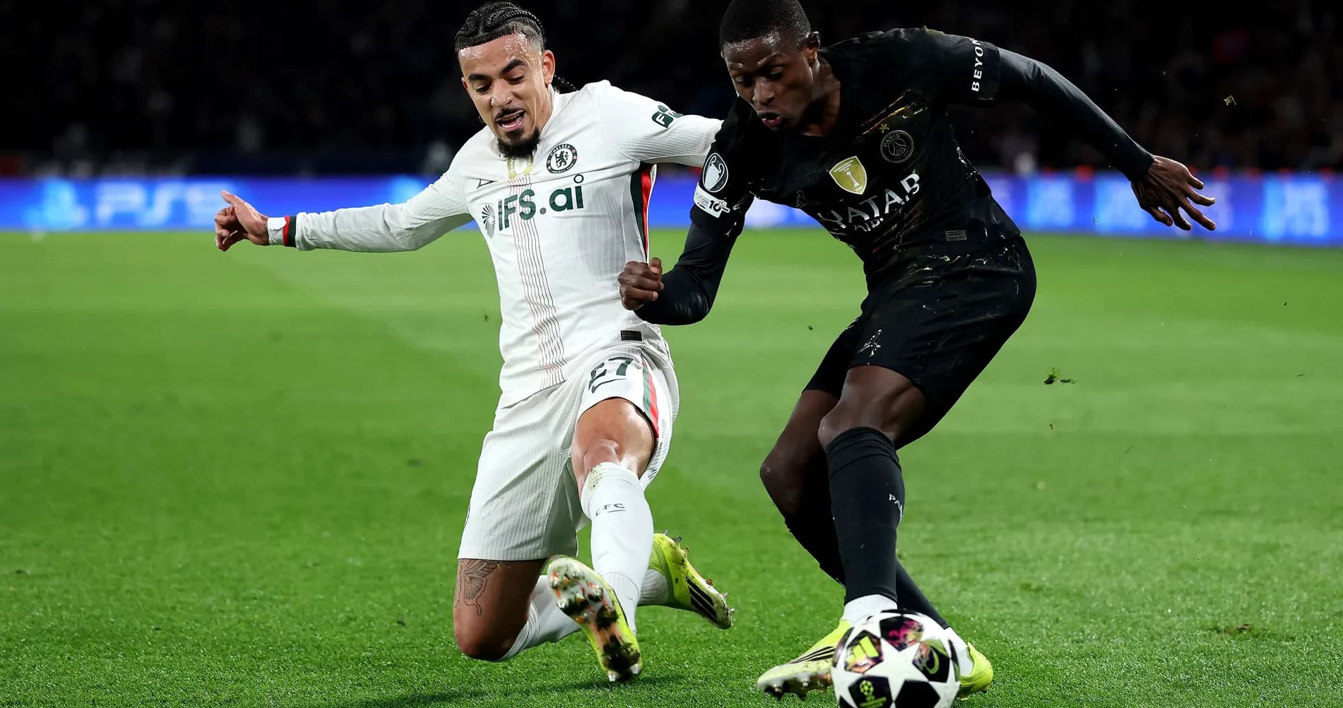 Chelsea və PSG oyunçuları top uğrunda mübarizə aparır