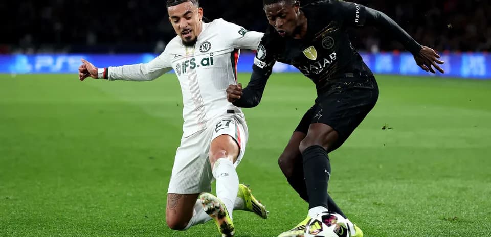 Chelsea və PSG oyunçuları top uğrunda mübarizə aparır