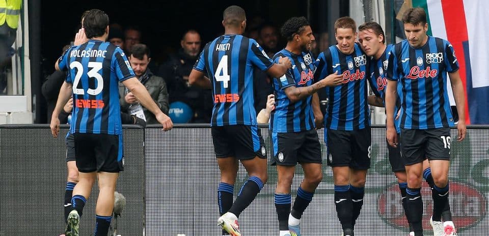 Atalanta futbolçuları qolla sevinir