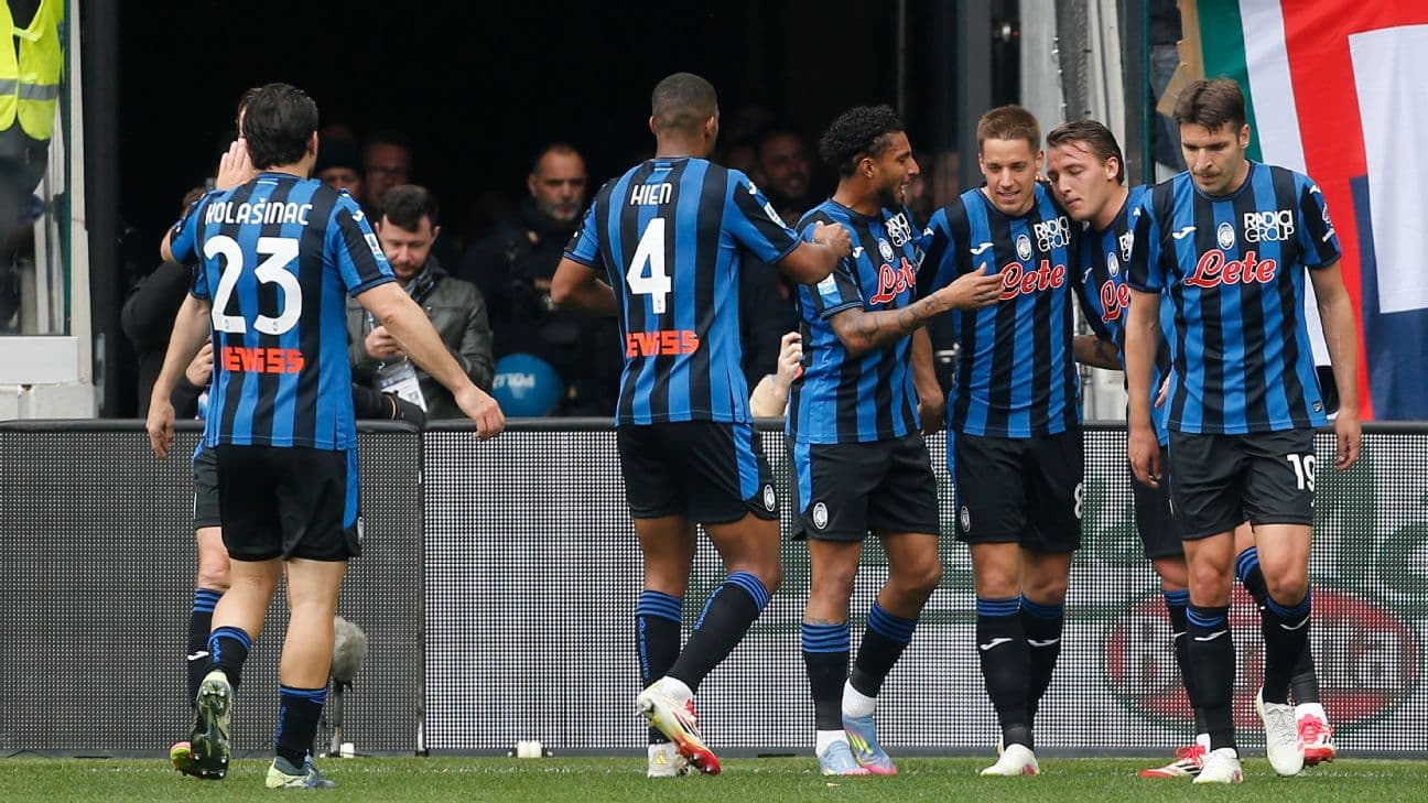 Atalanta futbolçuları qolla sevinir