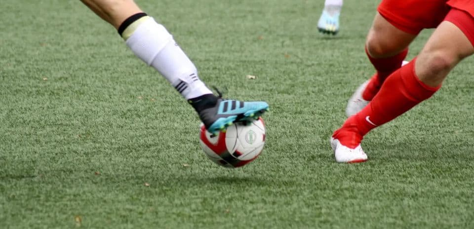 İki futbolçunun topa müdaxiləsi