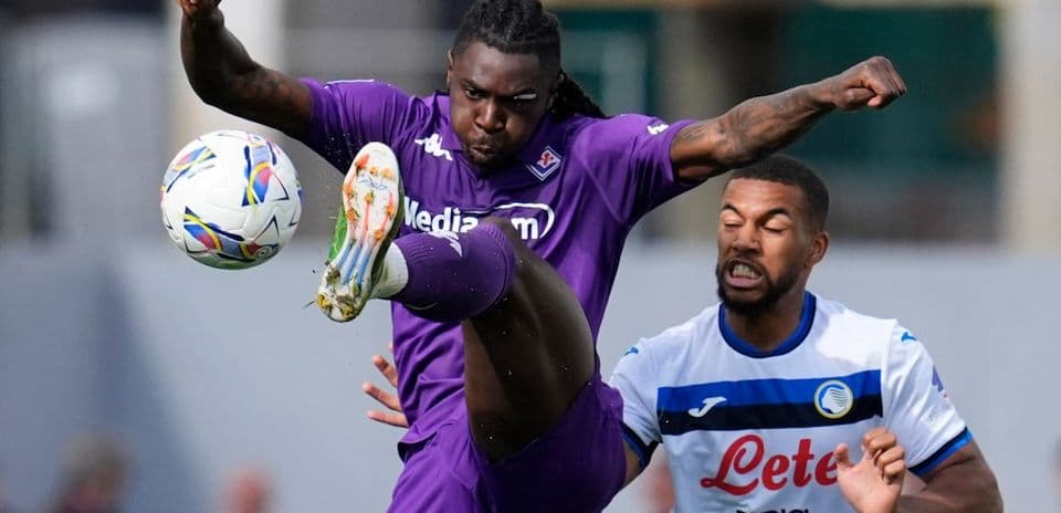 Fiorentina və Atalanta oyununda topa zərbə