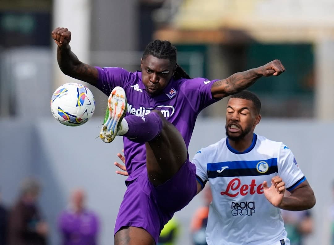 Fiorentina və Atalanta oyununda topa zərbə