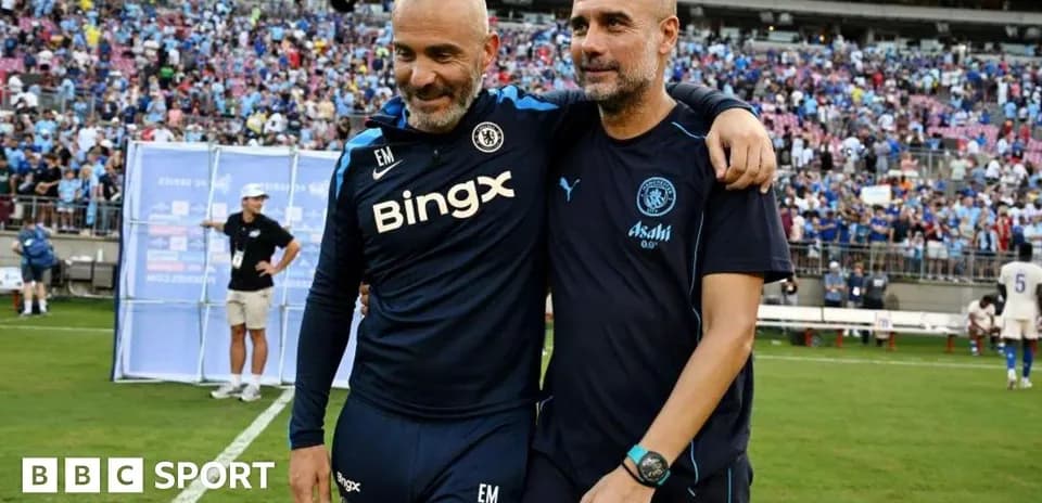 İki məşqçi bir-birinə sarılmış stadionda