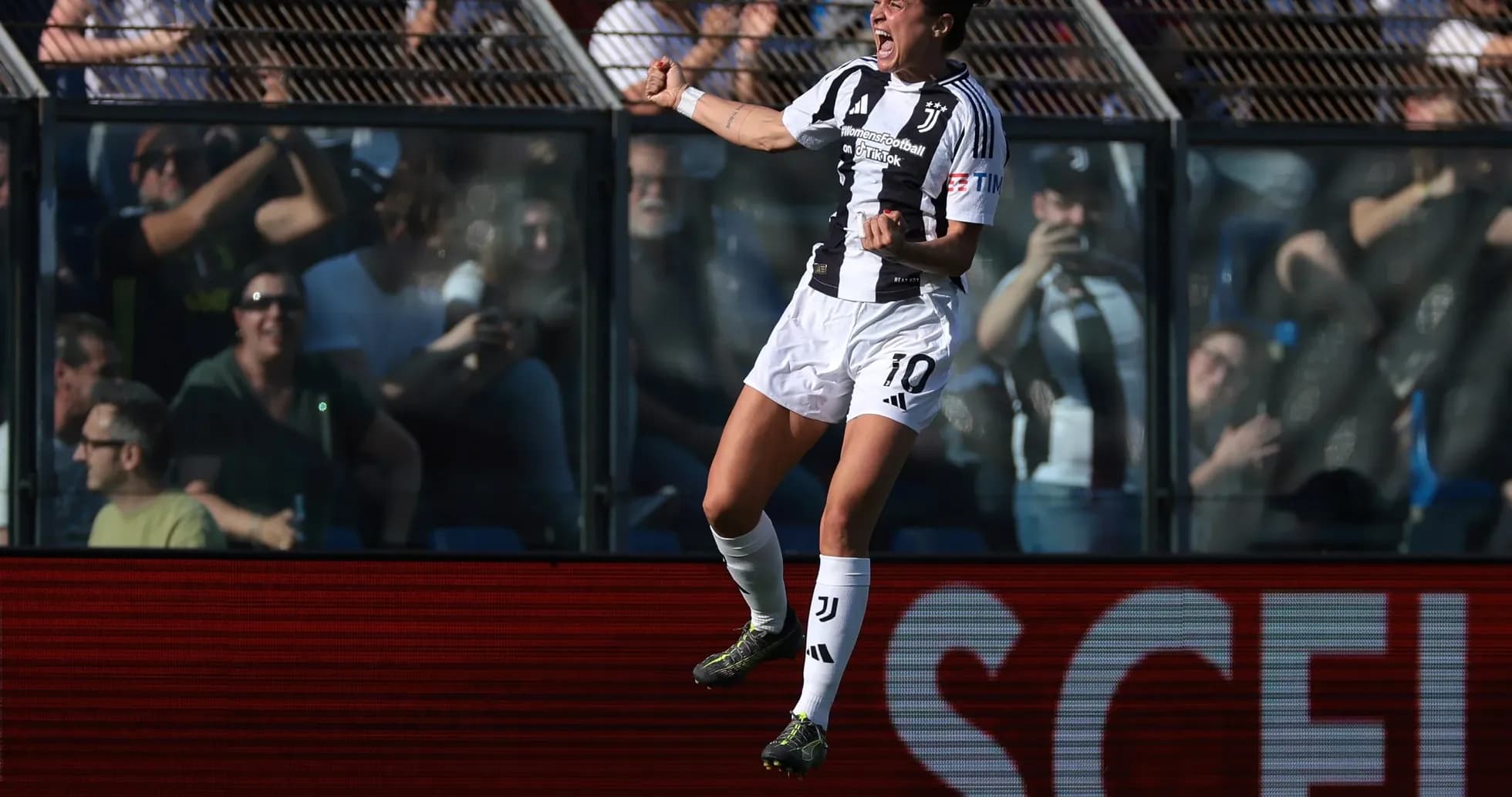 Juventus W futbolçusu sevinclə