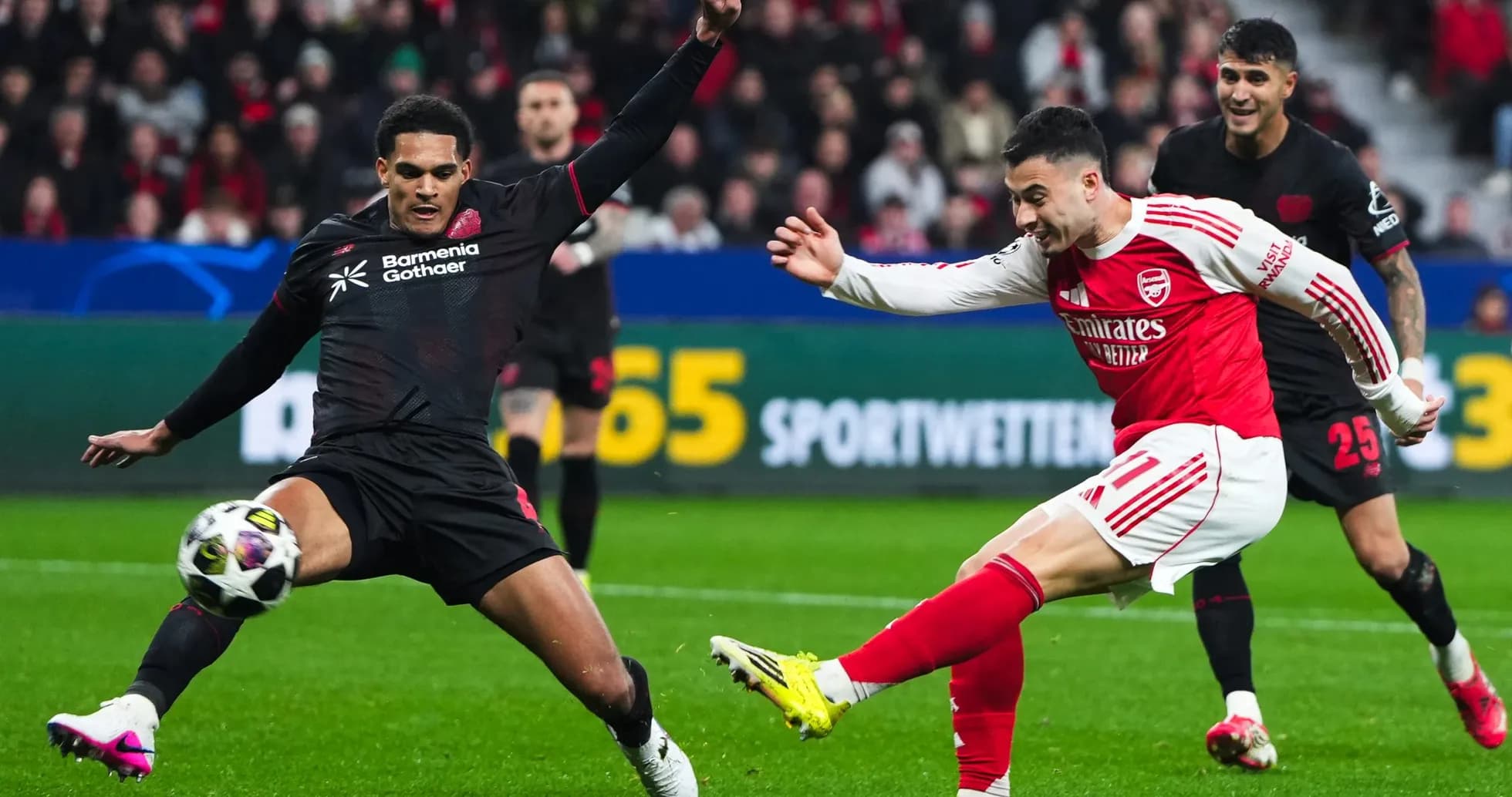 Arsenal və Bayer Leverkusen futbolçuları mübarizə aparır