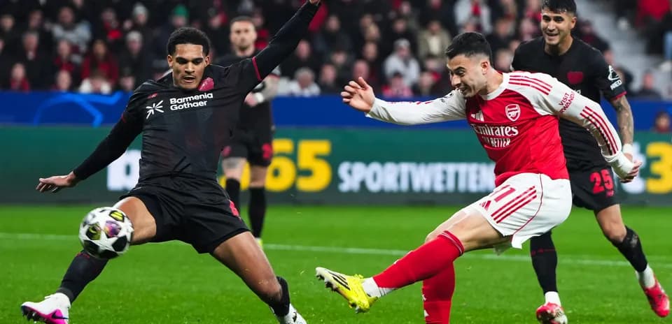 Arsenal və Bayer Leverkusen futbolçuları mübarizə aparır