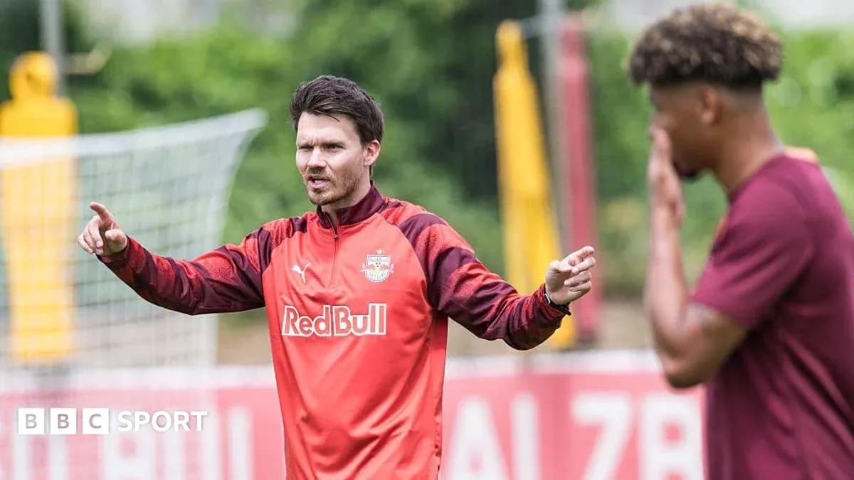 Müəllim futbolçulara təlimat verən məşqçi