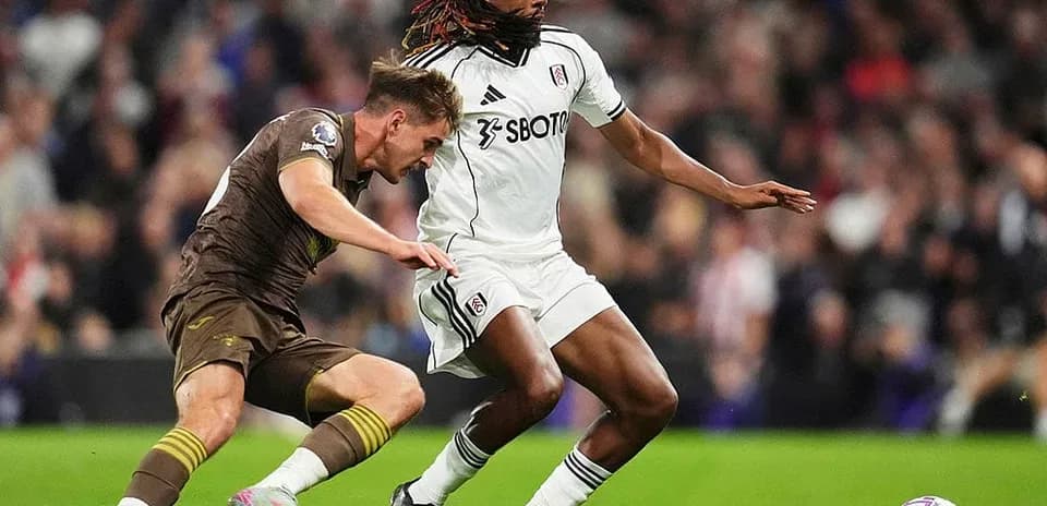 Brentford və Fulham oyunçuları top üçün mübarizə aparır
