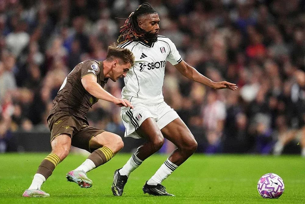 Brentford və Fulham oyunçuları top üçün mübarizə aparır