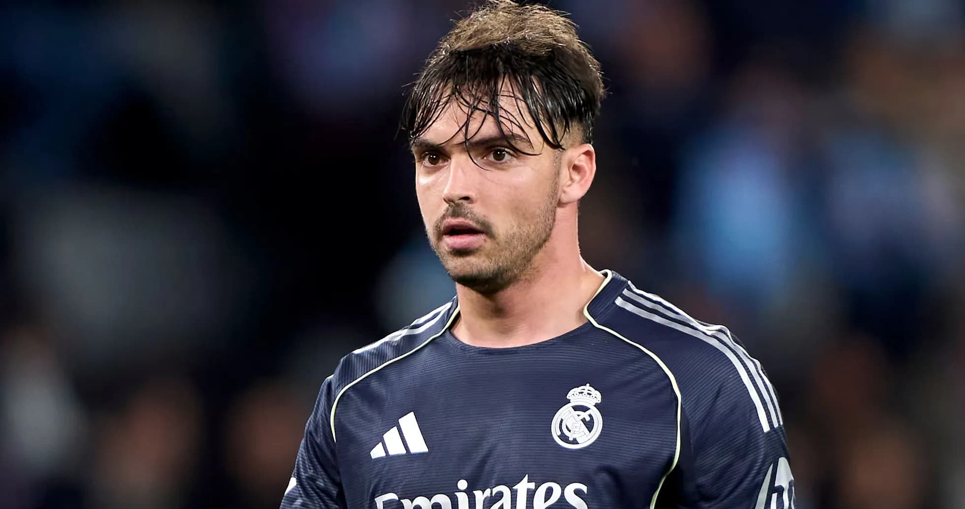 Futbolçu Real Madrid formasında mavi qolbaqla