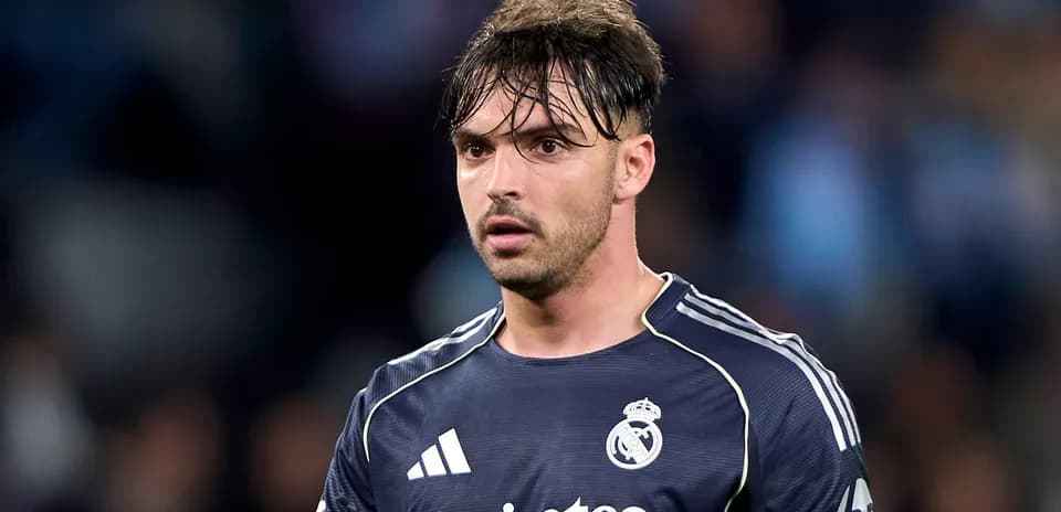 Futbolçu Real Madrid formasında mavi qolbaqla