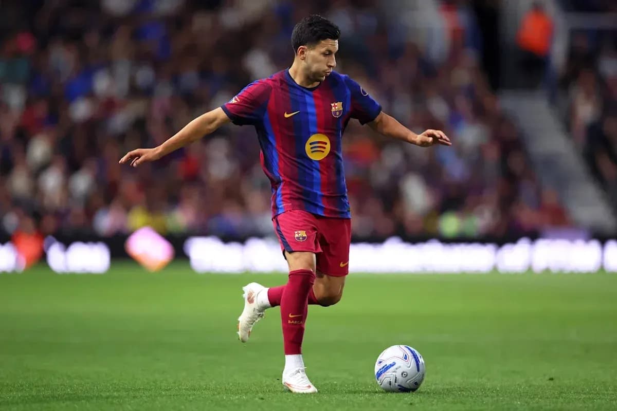 Futbolçu topa zərbə vurur, Barça forması geyinib