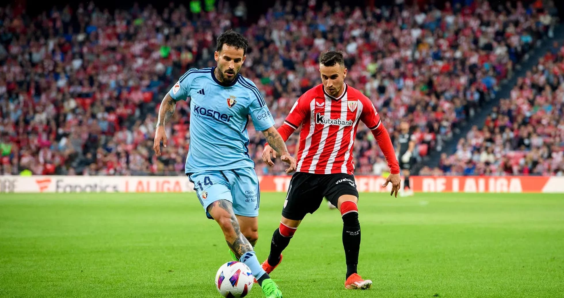 İki futbolçunun top uğrunda mübarizəsi