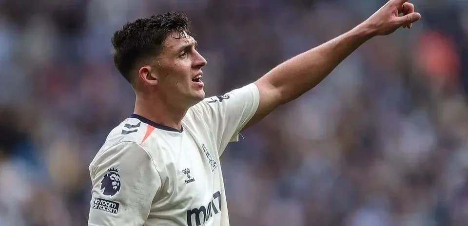 Futbolçu oyun zamanı əli ilə işarə edir