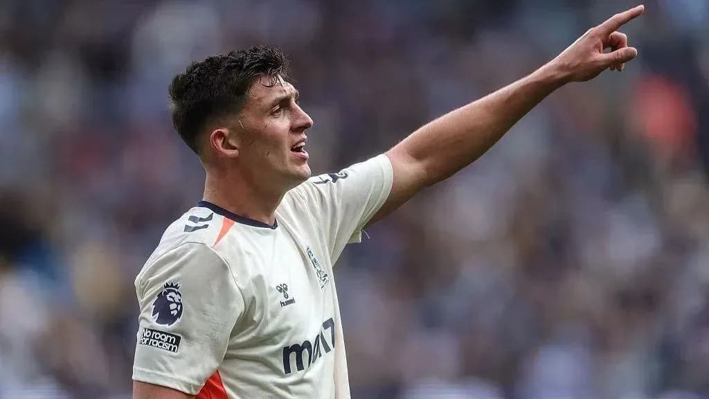 Futbolçu oyun zamanı əli ilə işarə edir