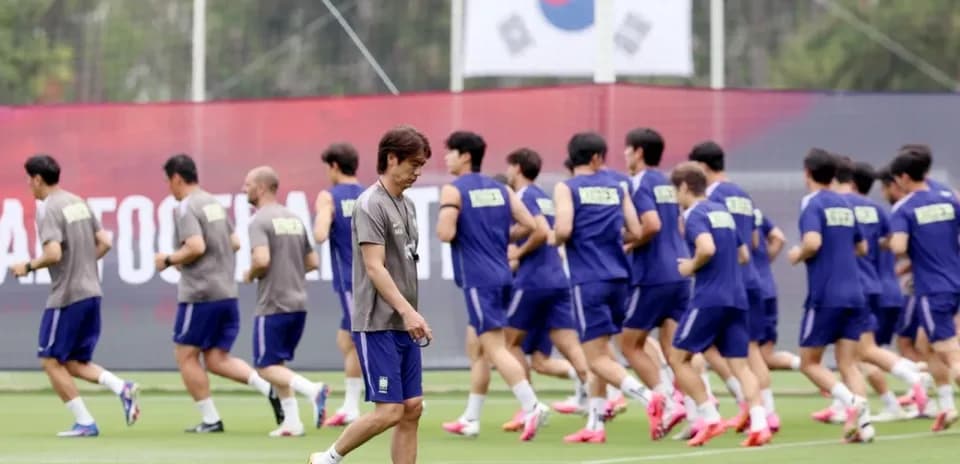 Cənubi Koreya futbolçuları məşq edirlər