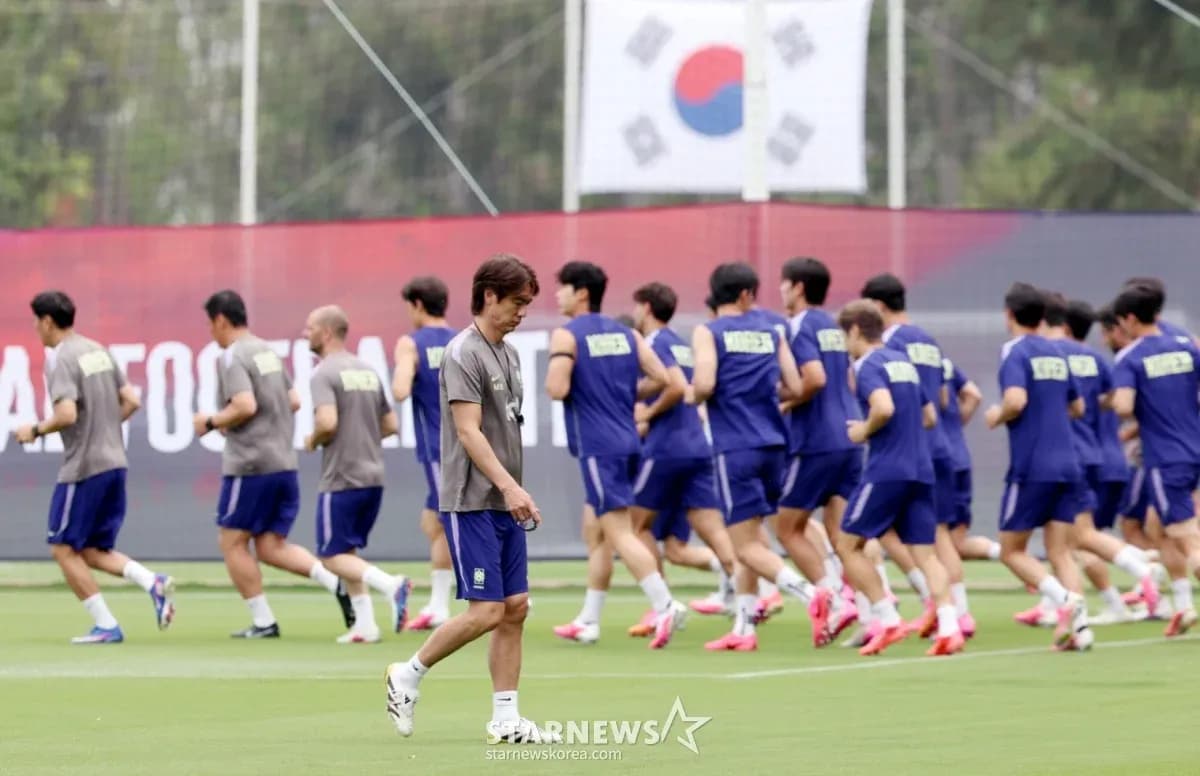 Cənubi Koreya futbolçuları məşq edirlər