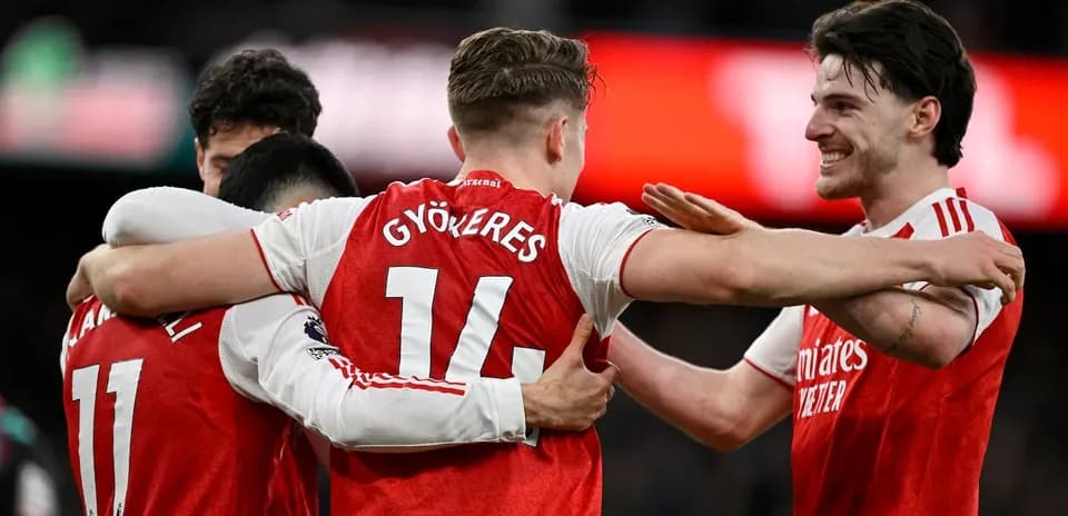 Arsenal futbolçuları bir-birini təbrik edirlər