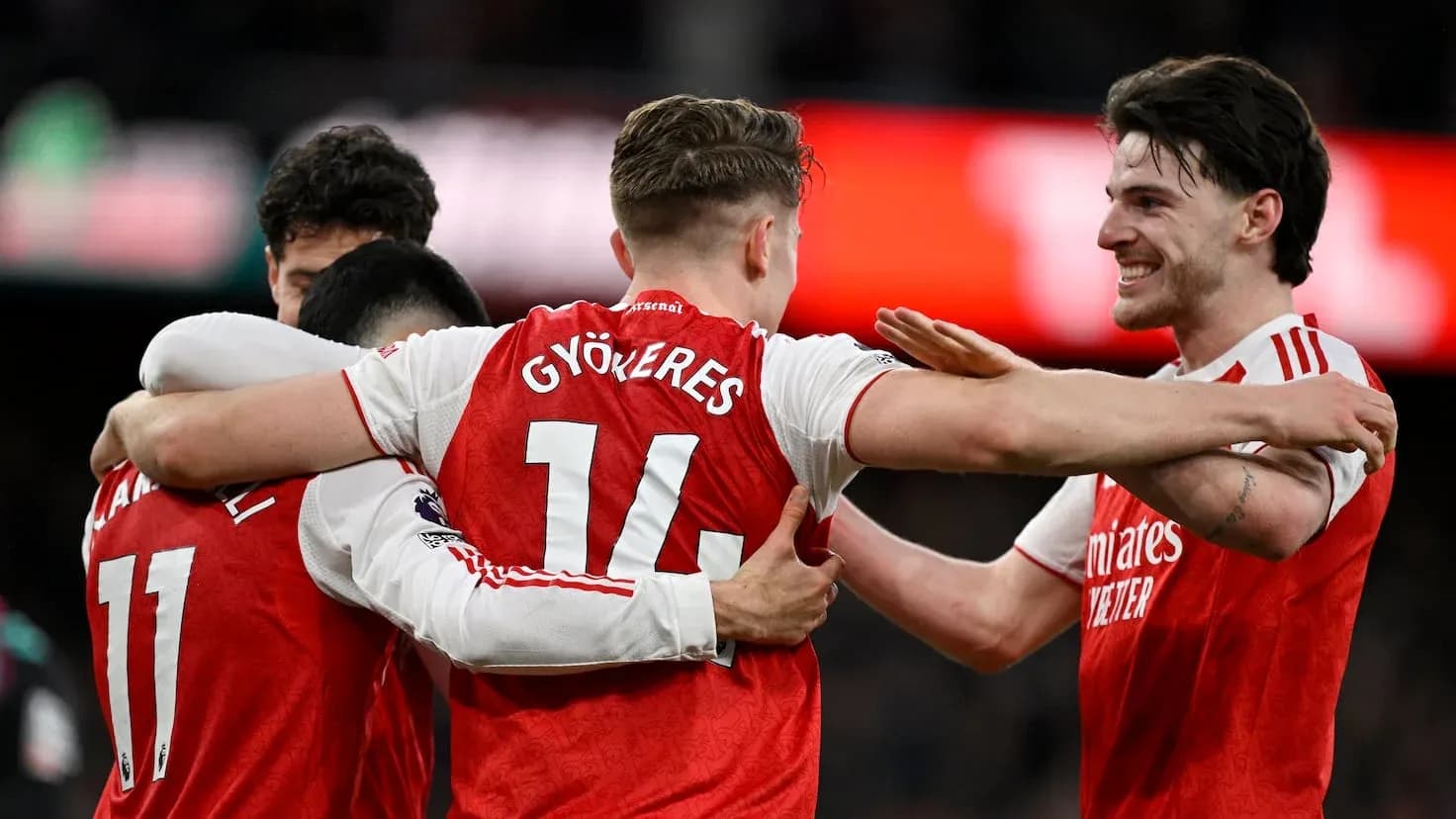 Arsenal futbolçuları bir-birini təbrik edirlər