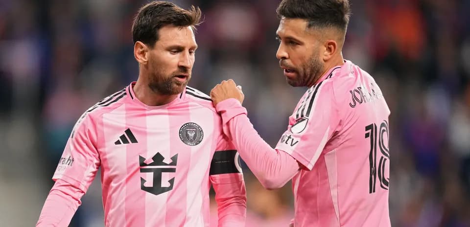 İki futbolçu oyun zamanı müzakirə aparır