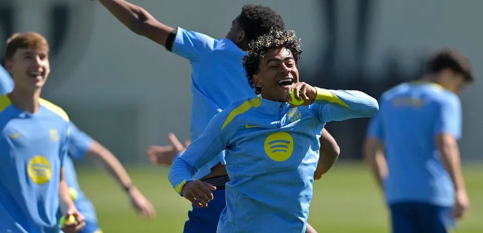 Futbolçular məşq zamanı gülərək bir-birilə oynayır