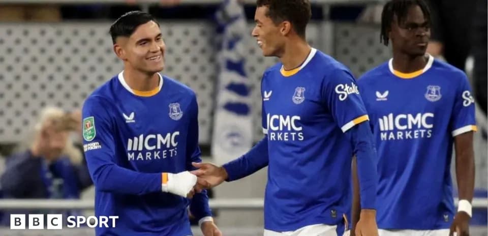 Everton players celebrating during match