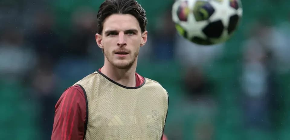 Futbolçu məşq edərkən topa baxır