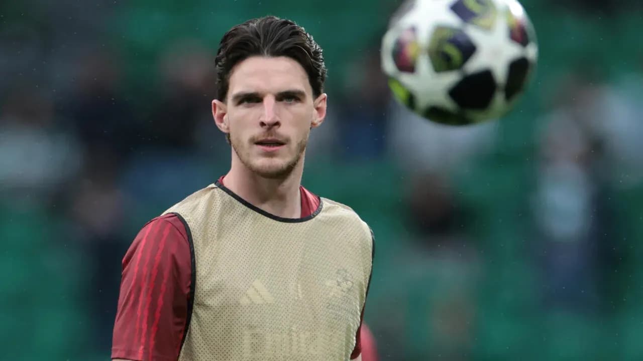 Futbolçu məşq edərkən topa baxır