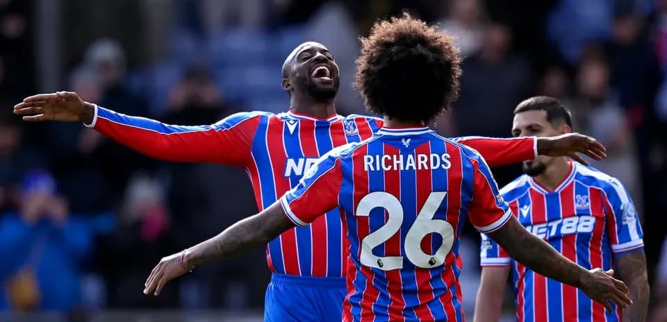 Crystal Palace futbolçuları sevinir