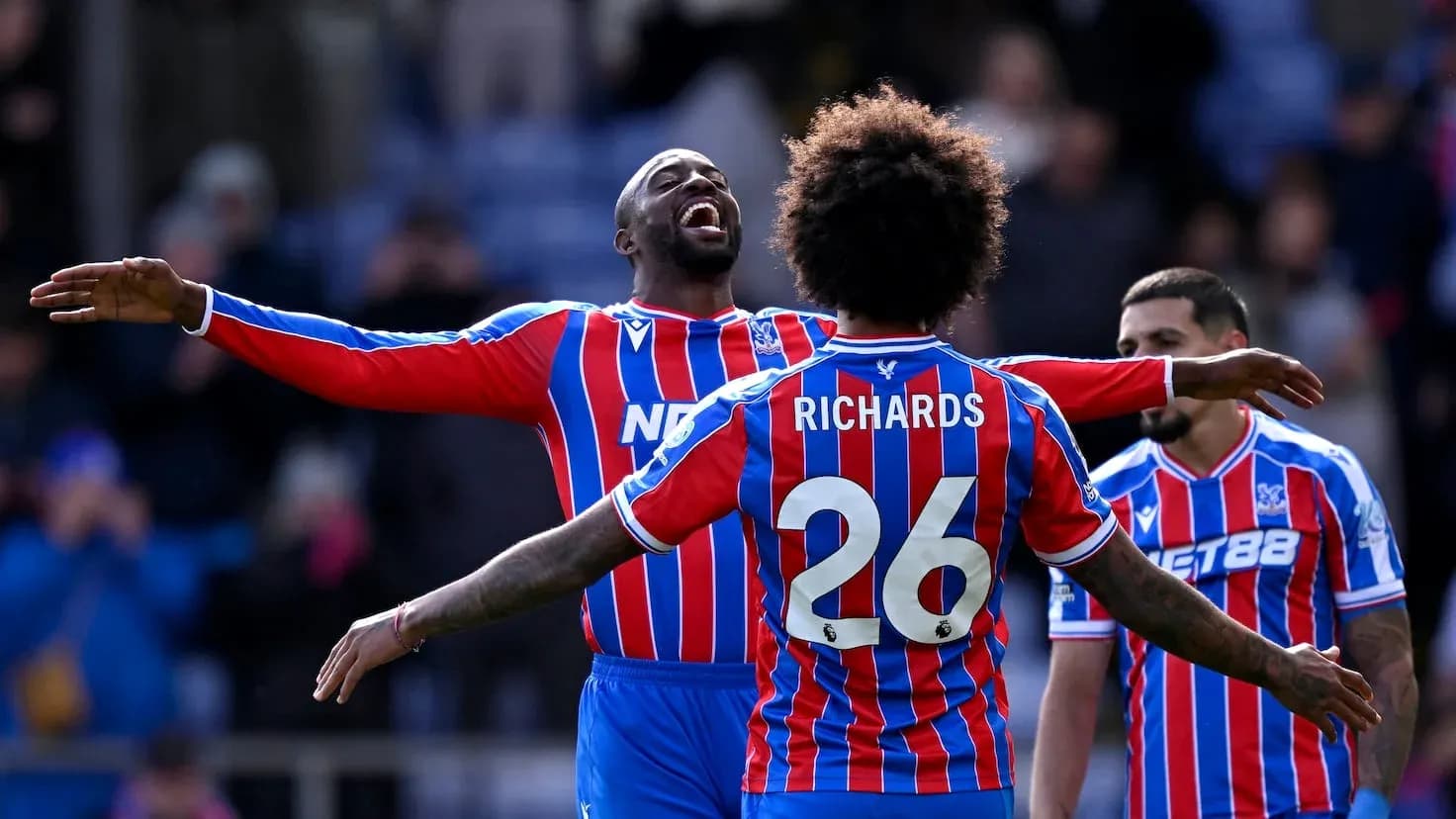 Crystal Palace futbolçuları sevinir