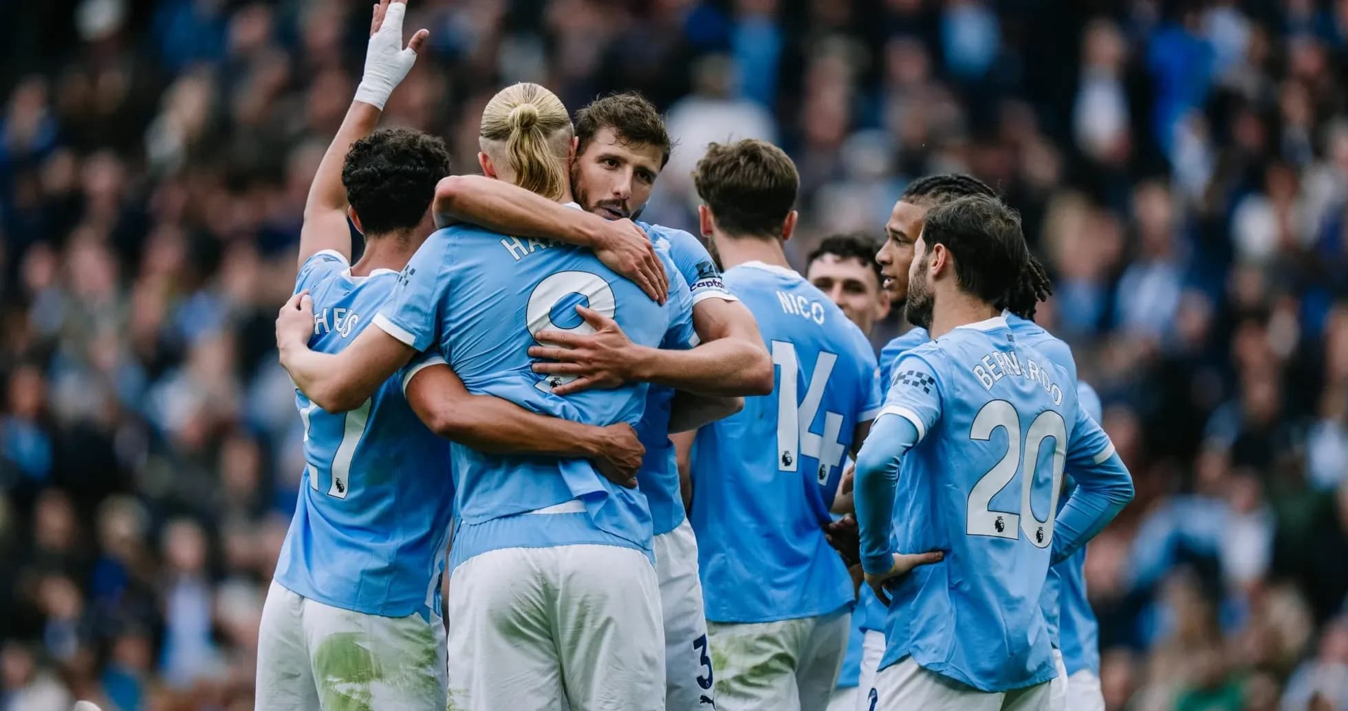 Manchester City futbolçuları bir-birini təbrik edir