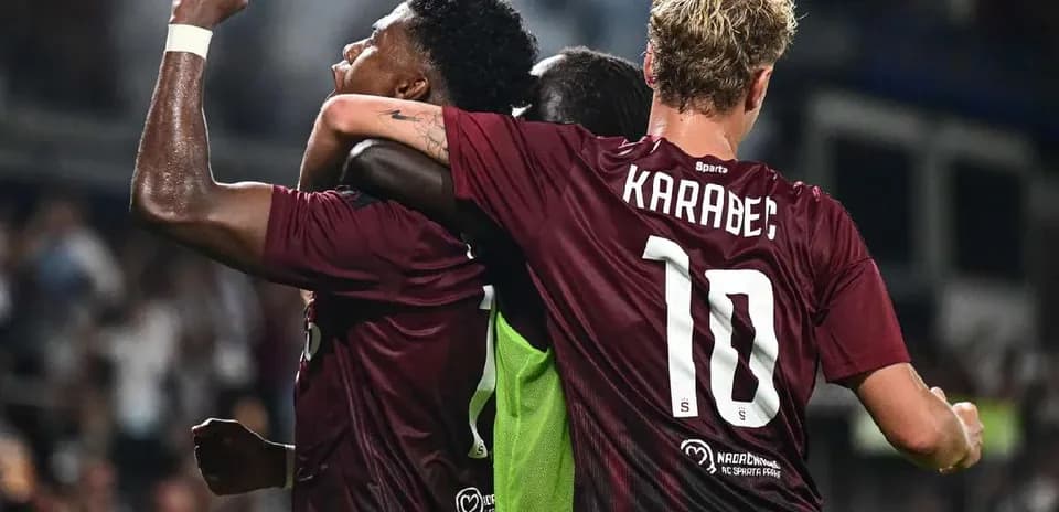 Sparta Praha futbolçuları qələbəni qeyd edirlər