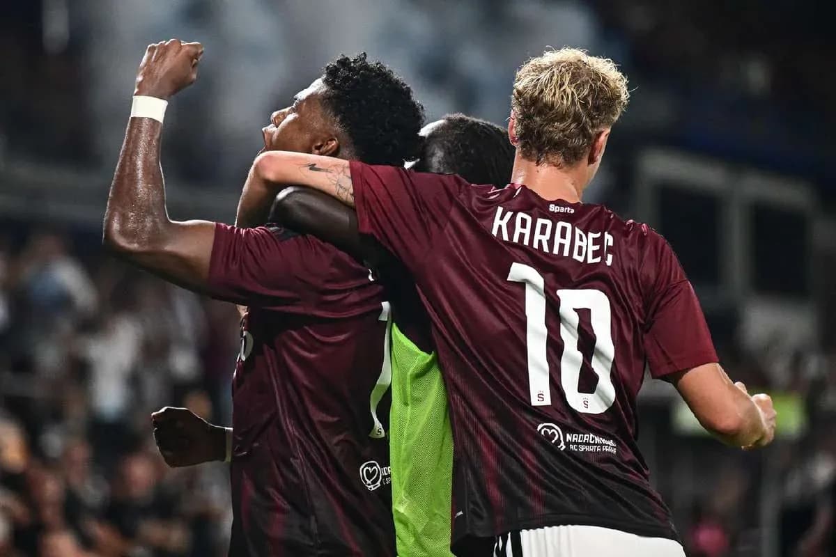 Sparta Praha futbolçuları qələbəni qeyd edirlər