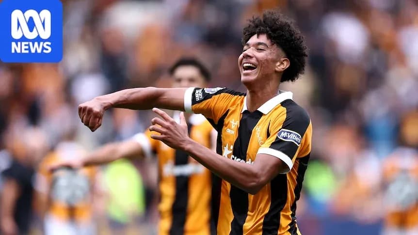 Futbolçu sevinclə qol qeyd edir, arxa planda komanda yoldaşları
