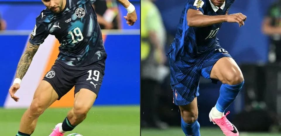 Paraqvay və Fransa futbolçuları topa doğru hərəkət edir