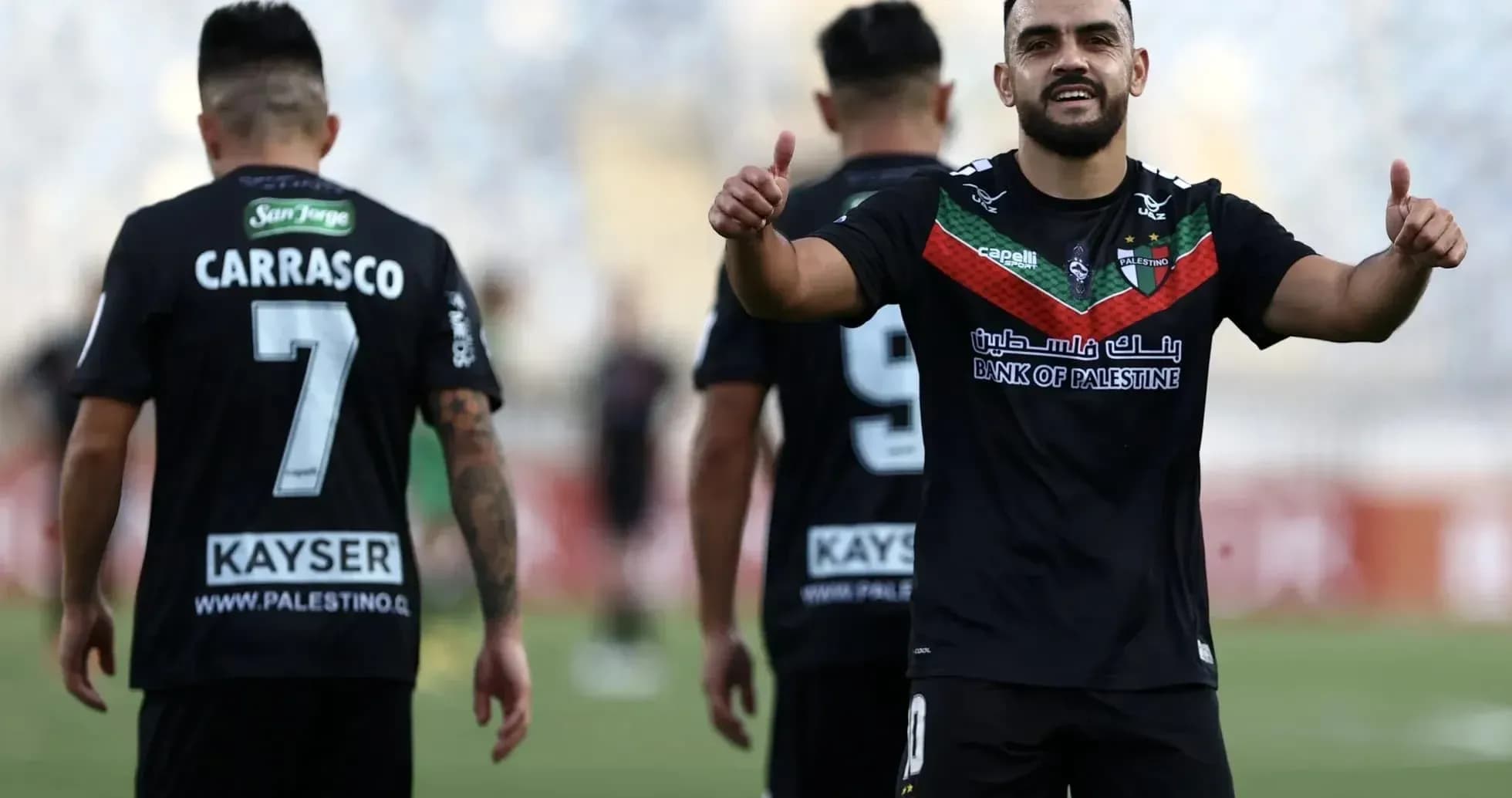 Palestino futbolçusu oyunda sevinir