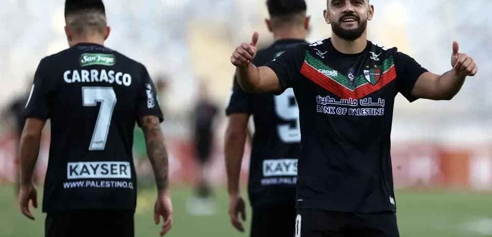 Palestino futbolçusu oyunda sevinir