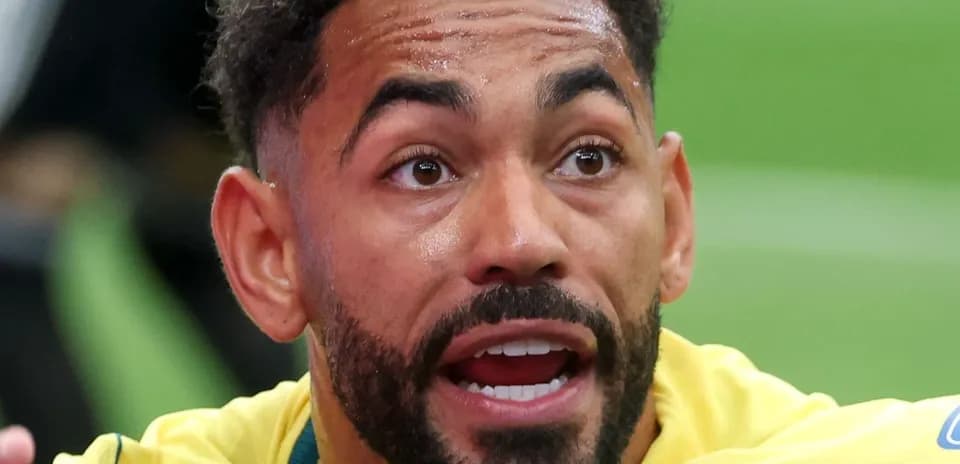 Futbolçu oyun zamanı komanda yoldaşına müraciət edir