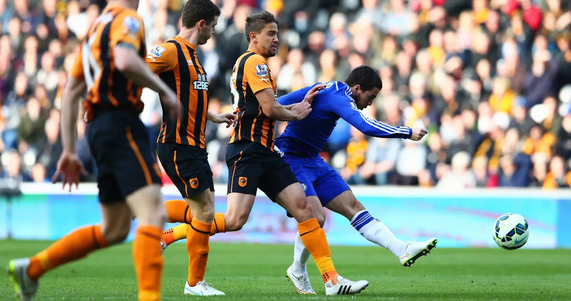 Chelsea və Hull City oyunçuları top üçün mübarizə aparır
