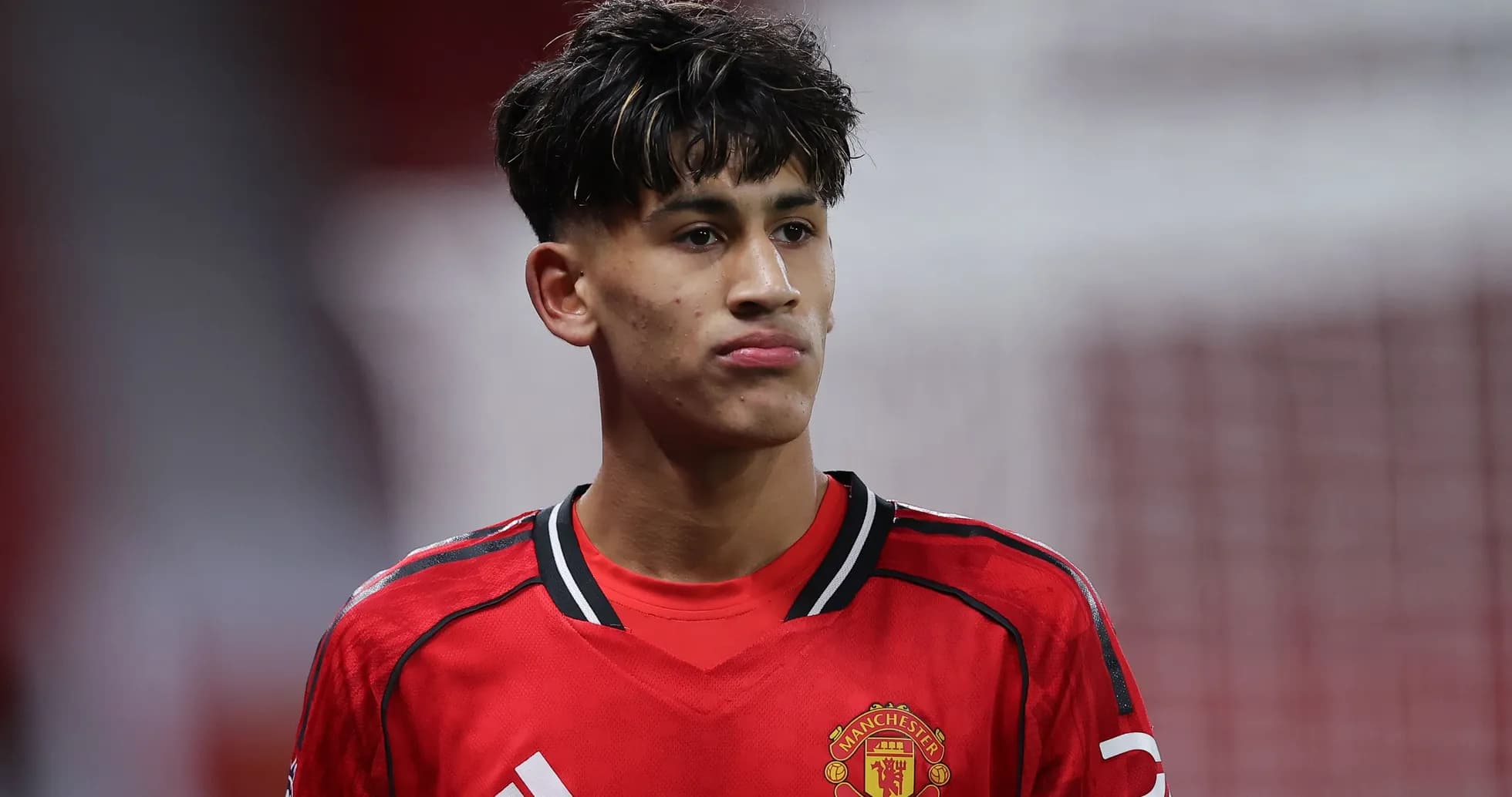 Futbolçu Manchester United formanı geyinib