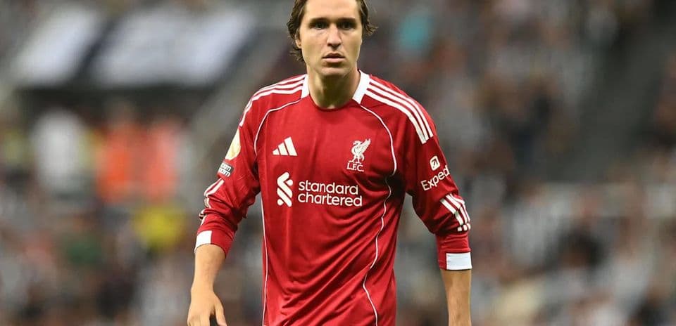 Futbolçu, Liverpool forma ilə sahədə durur