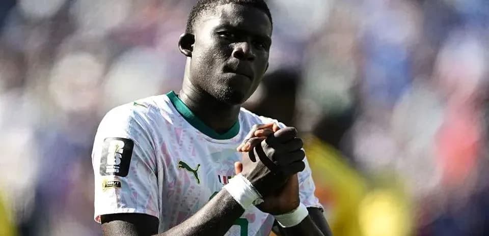 Futbolçu dua edərək oyundan sonra meydanda