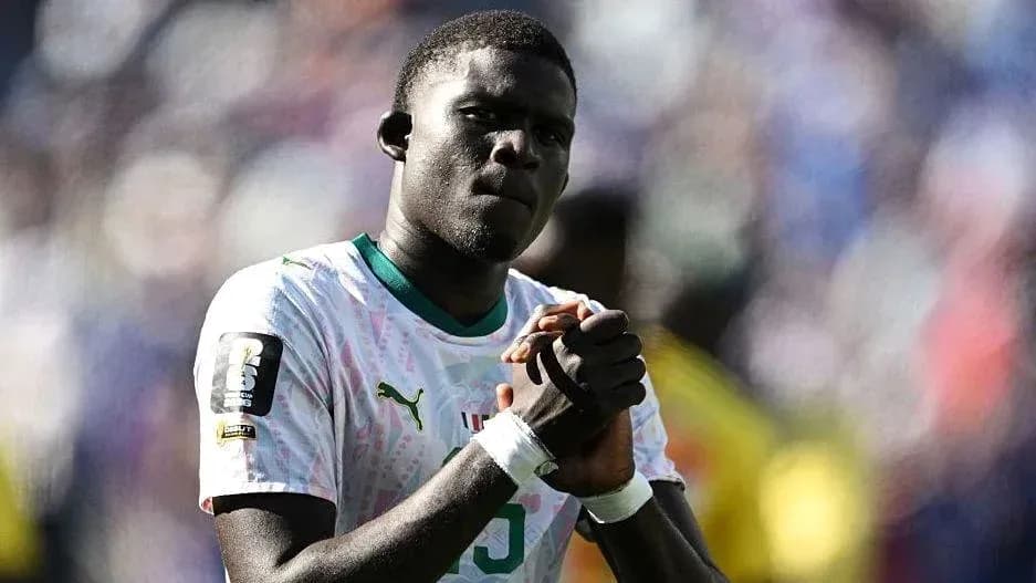Futbolçu dua edərək oyundan sonra meydanda