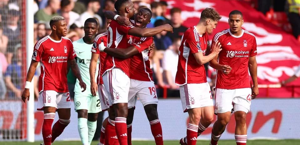 Nottingham Forest futbolçuları sevinir