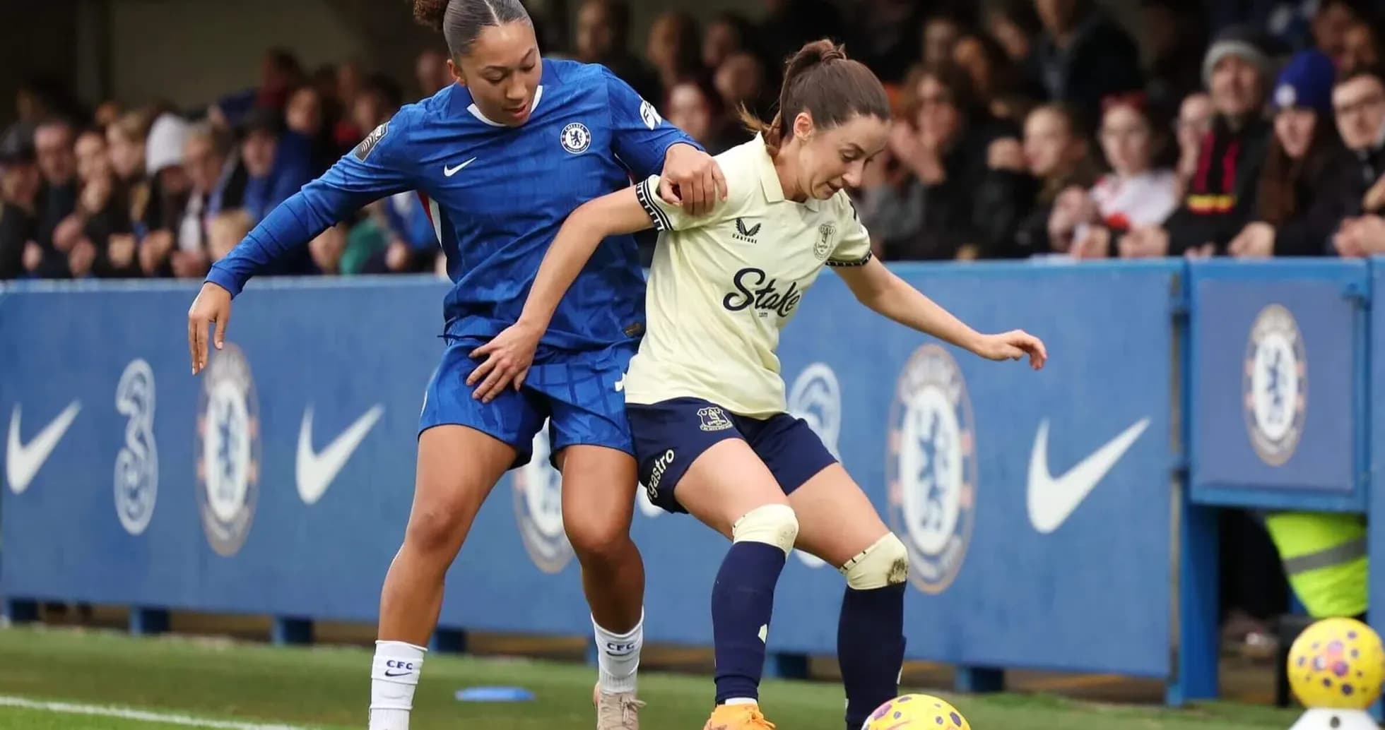 İki futbolçu top uğrunda mübarizə aparır